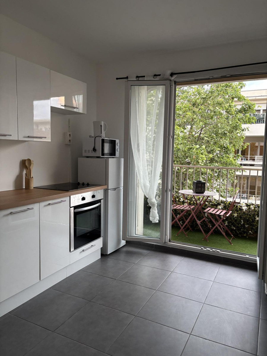 
                                                Location
                                                 Studio cosy avec terrasse / Métro chartreux