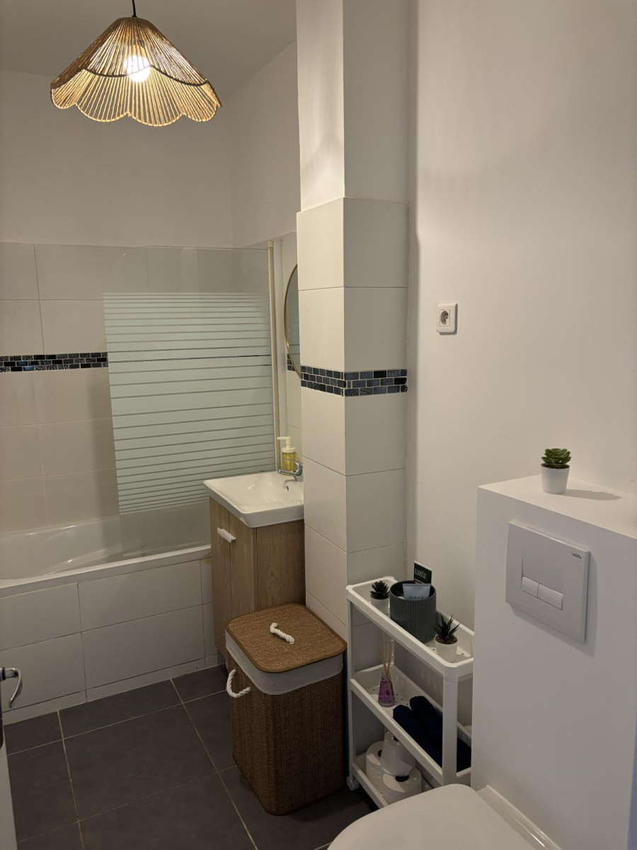 
                                                Location
                                                 Studio cosy avec terrasse / Métro chartreux