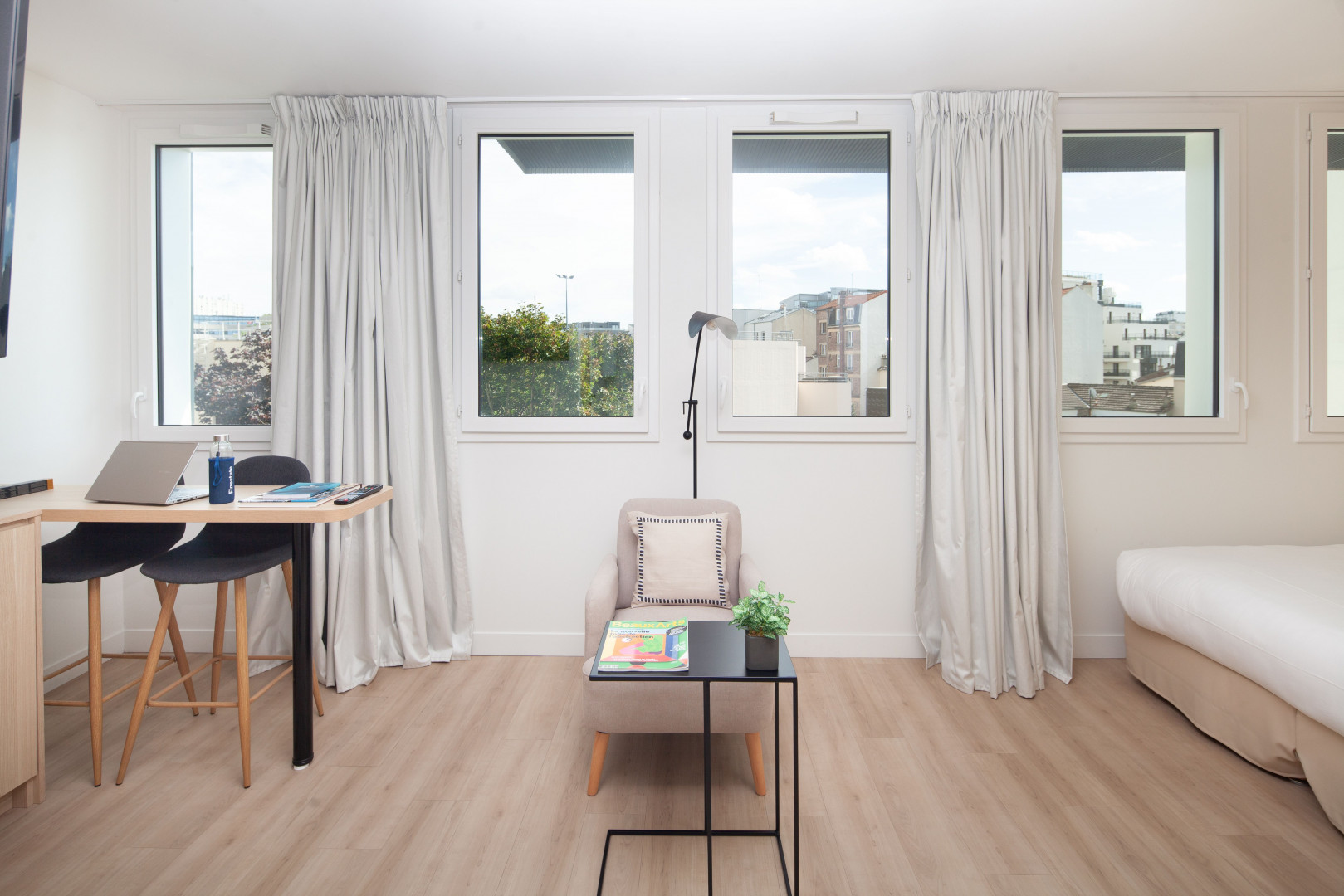 
                                                Location
                                                 Studio d'angle côté jardin avec rooftop, salle de sport, home cinéma, services de ménage et maintenance dans une résidence neuve en colivinG (loyer tout inclus)