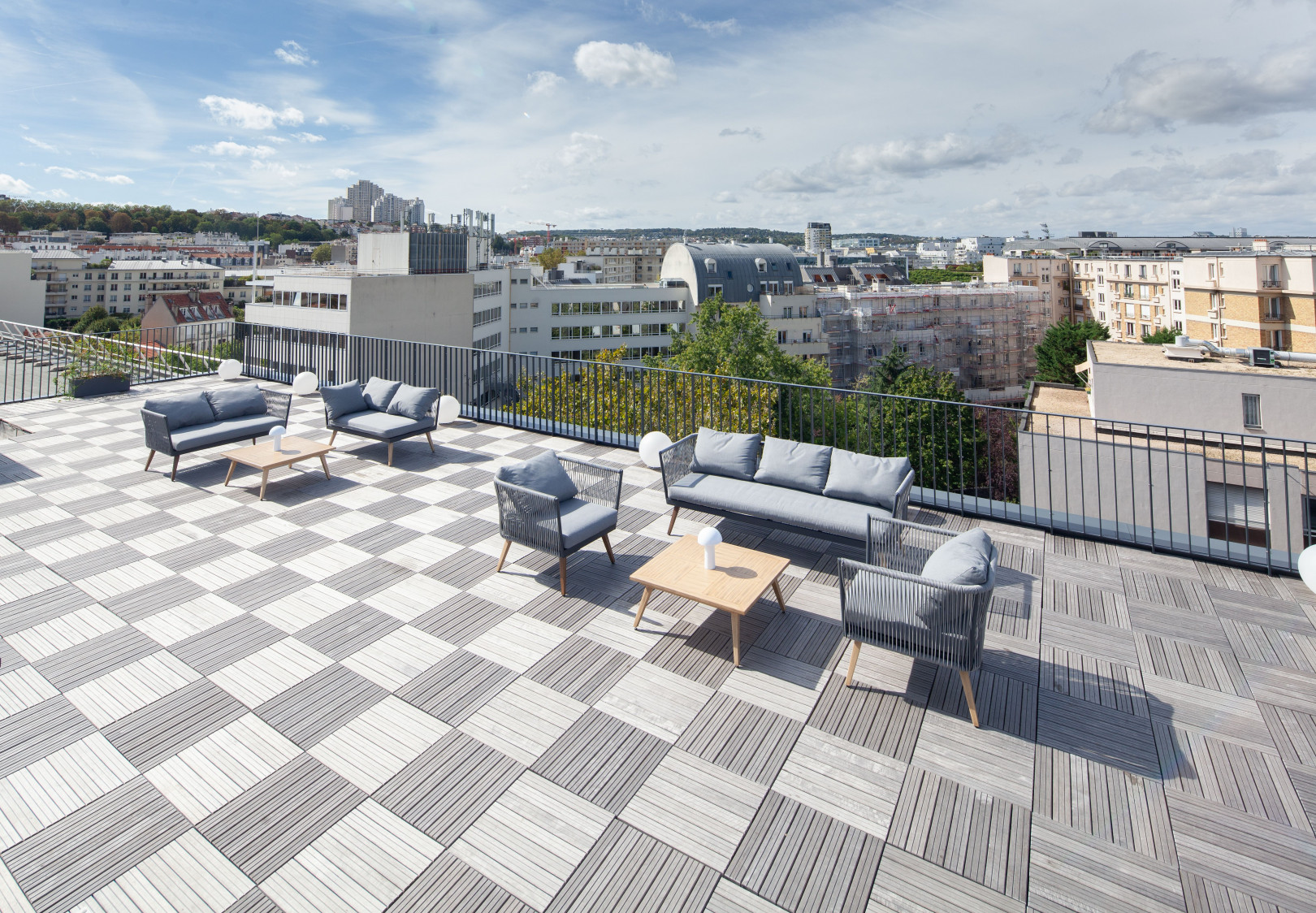 
                                                Location
                                                 Studio d'angle côté jardin avec rooftop, salle de sport, home cinéma, services de ménage et maintenance dans une résidence neuve en colivinG (loyer tout inclus)