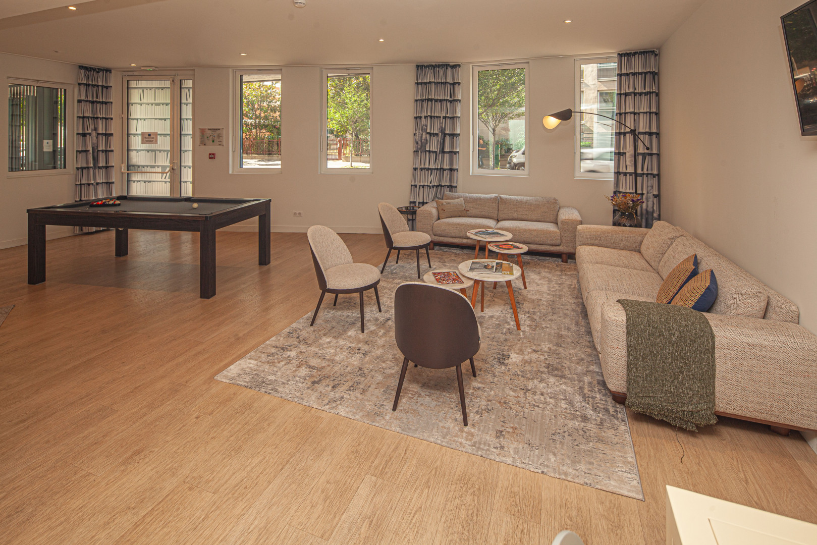
                                                Location
                                                 Studio d'angle côté jardin avec rooftop, salle de sport, home cinéma, services de ménage et maintenance dans une résidence neuve en colivinG (loyer tout inclus)