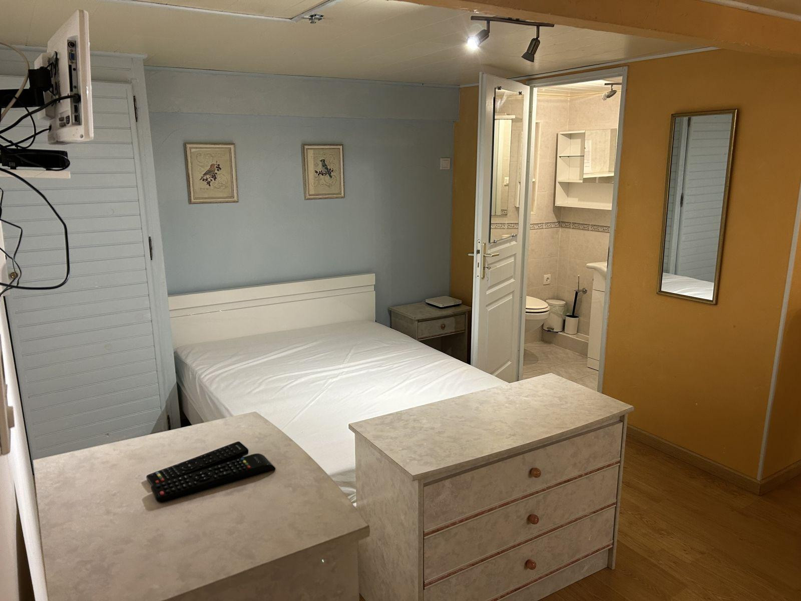 
                                                Location
                                                 Studio dans la propriété proche de la frontière