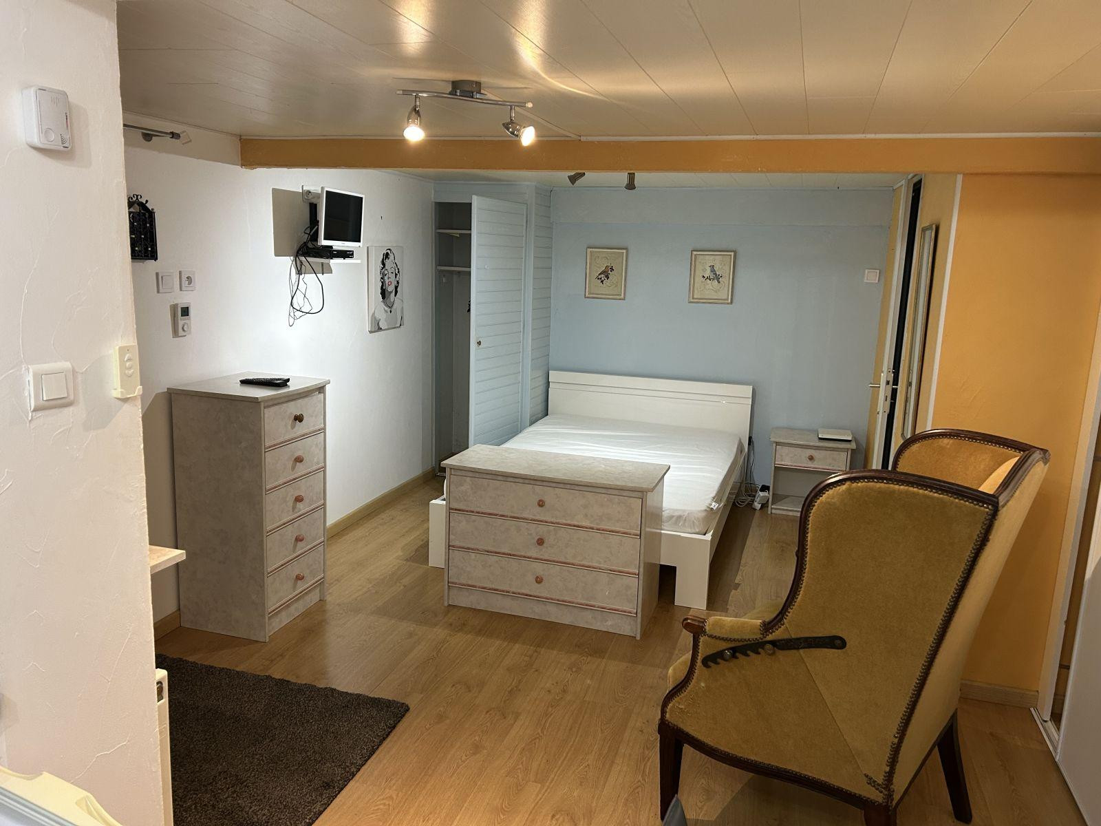
                                                Location
                                                 Studio dans la propriété proche de la frontière