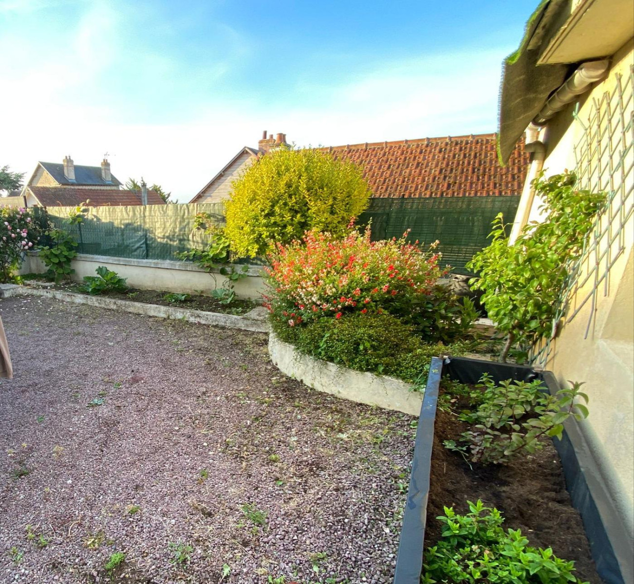 
                                                Location
                                                 Studio dans  propriété avec grand jardin