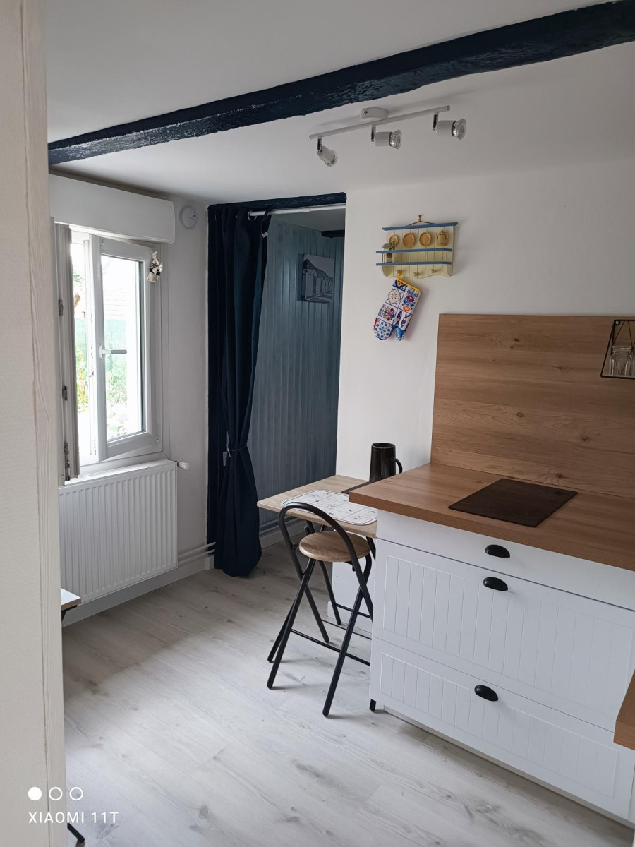 
                                                Location
                                                 Studio dans  propriété avec grand jardin
