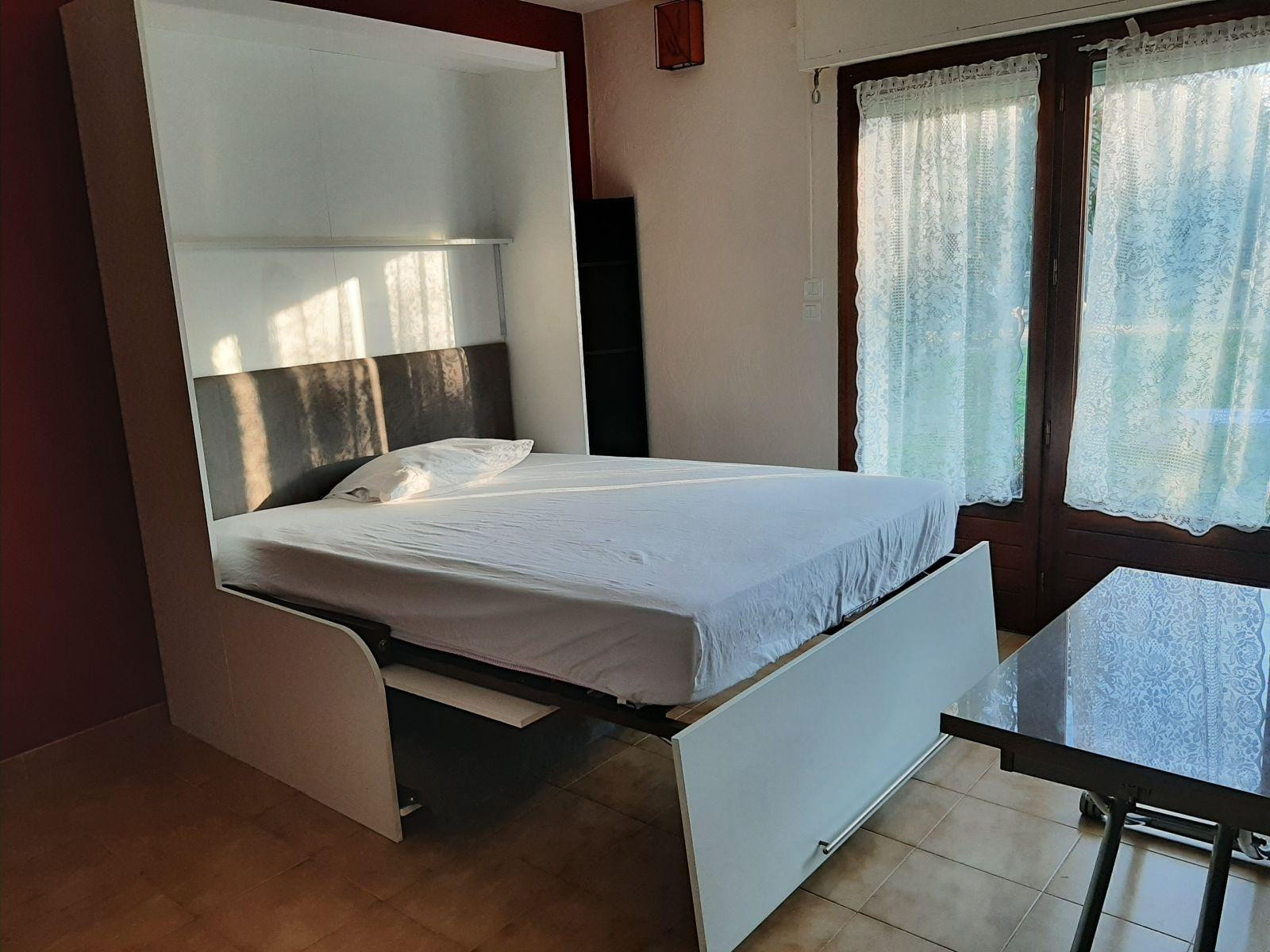 
                                                Location
                                                 Studio dans propriété privée clôturée