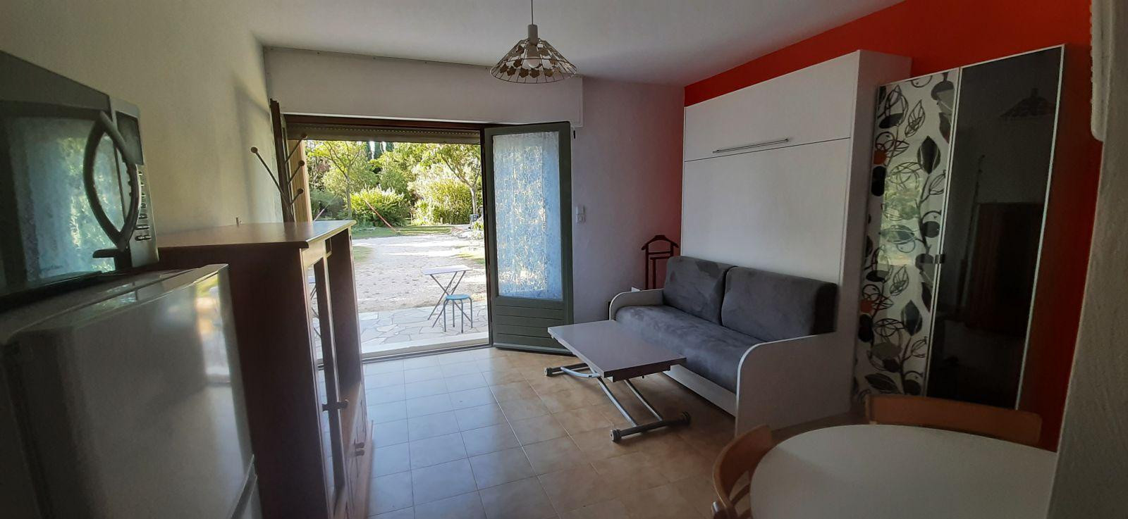 
                                                Location
                                                 Studio dans propriété privée clôturée