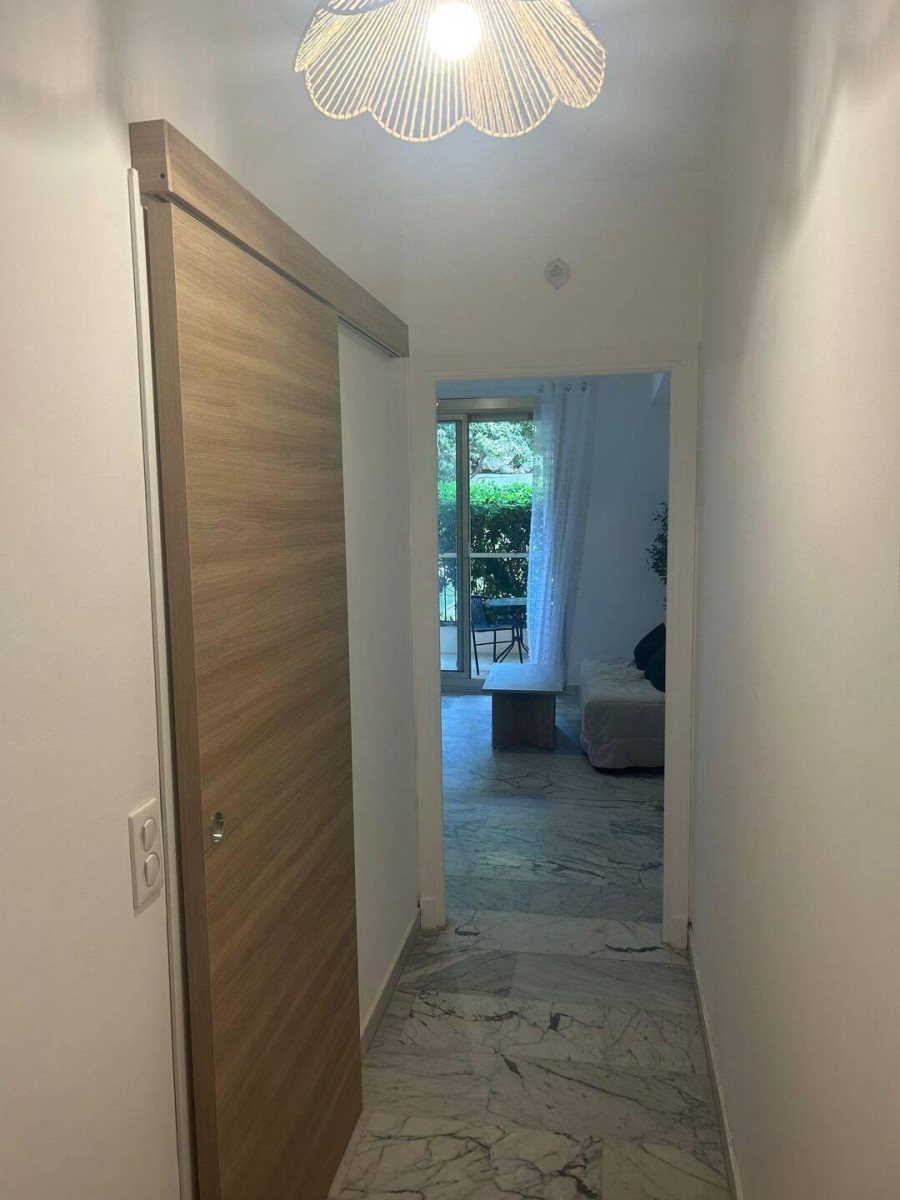 
                                                Location
                                                 Studio de 24m2 avec 20m2 de terrasse bail étudiant