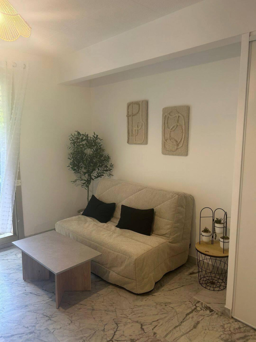 
                                                Location
                                                 Studio de 24m2 avec 20m2 de terrasse bail étudiant