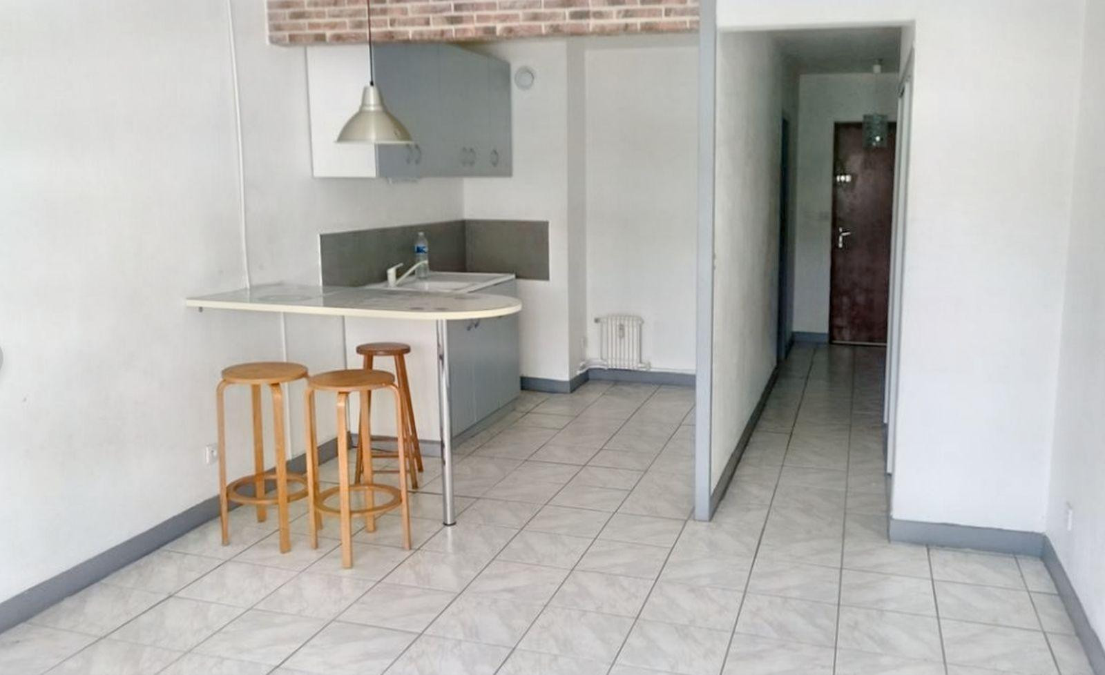 
                                                Location
                                                 Studio de 33 m2 + parking