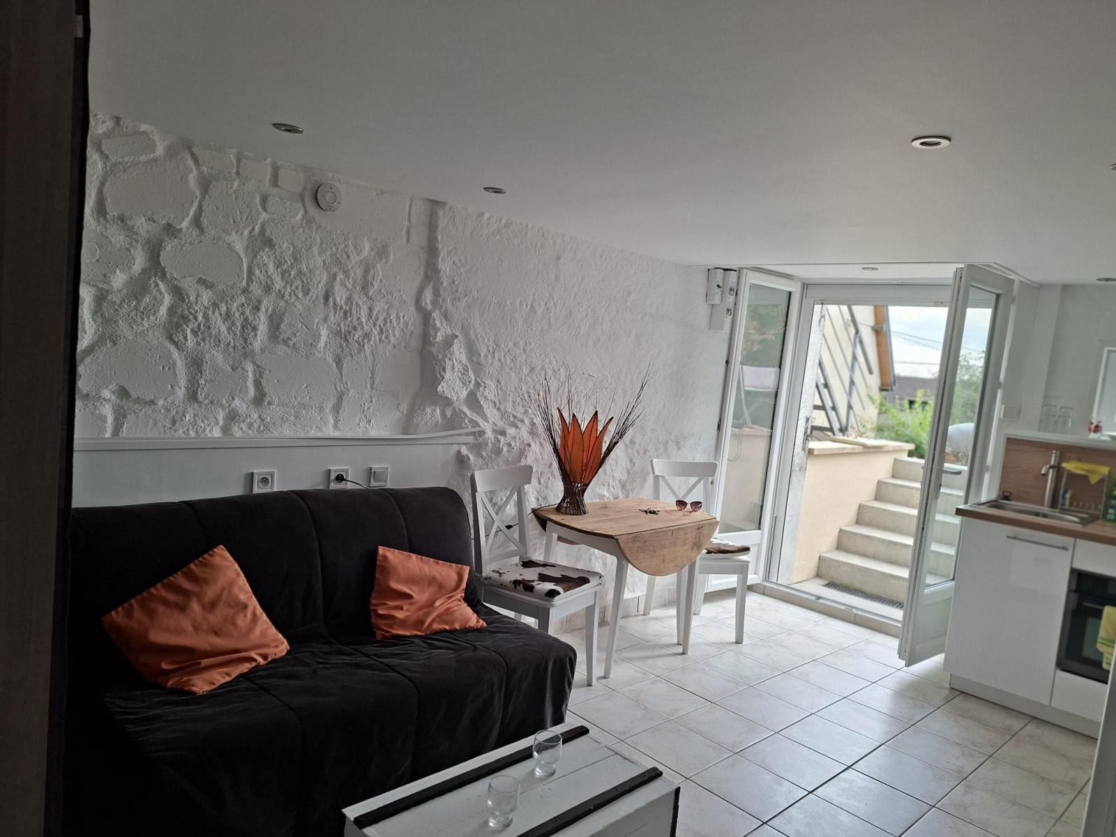 
                                                Location
                                                 Studio de caractère lumineux avec jardin partagé