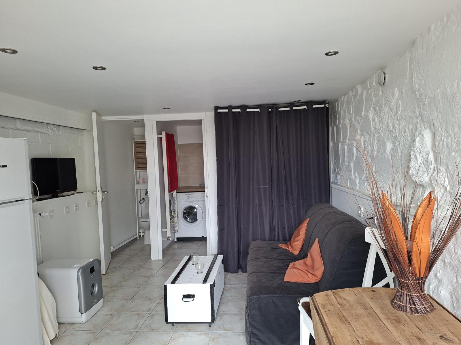 
                                                Location
                                                 Studio de caractère lumineux avec jardin partagé