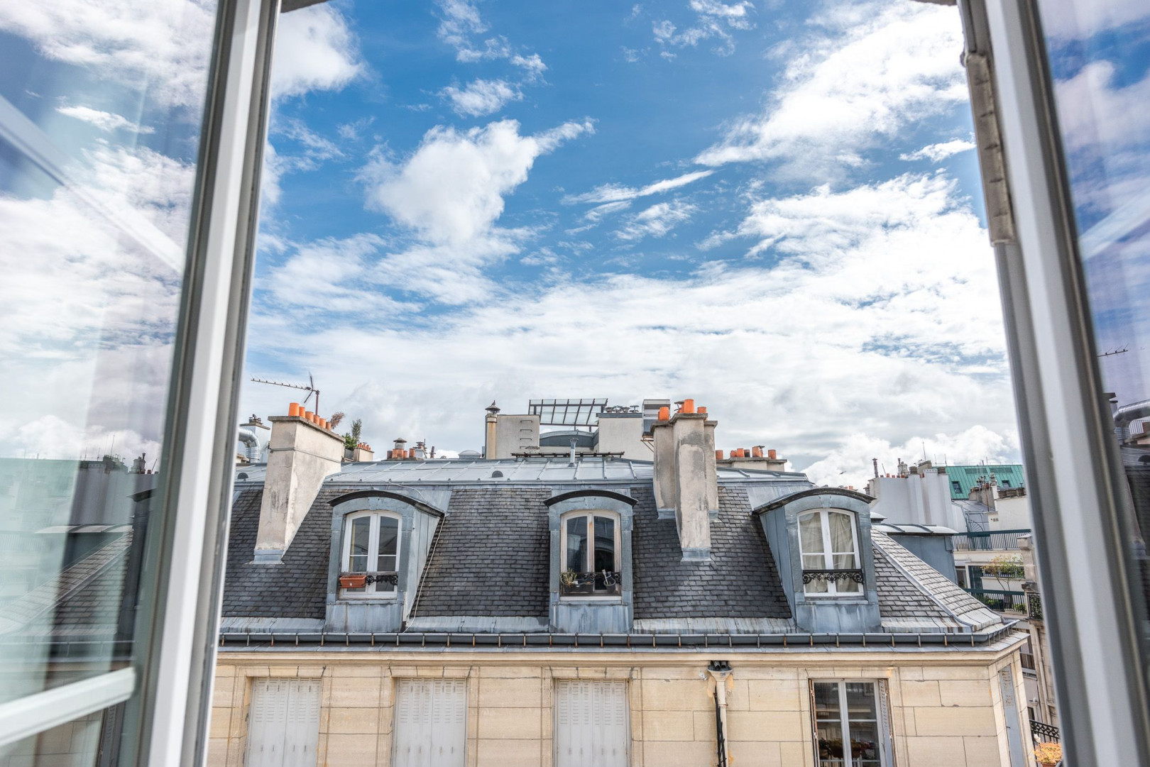 
                                                Location
                                                 Studio de prestige au coeur de Paris (loyer tout inclus)