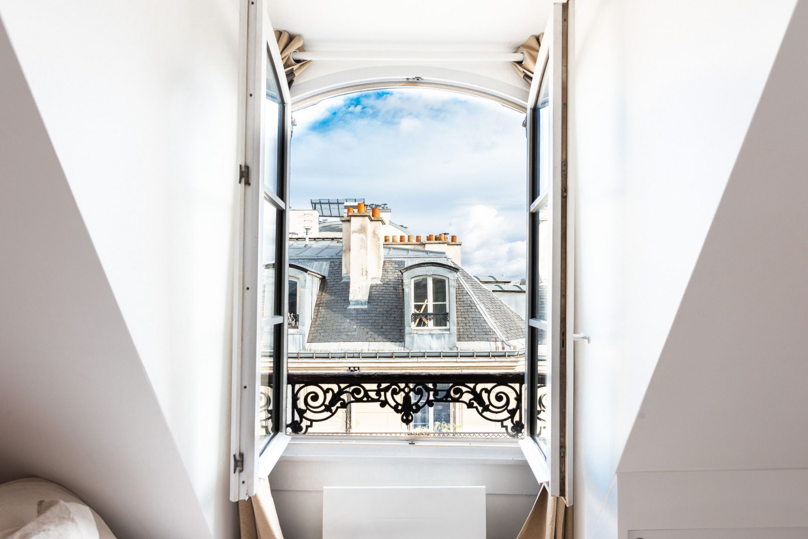 
                                                Location
                                                 Studio de prestige au coeur de Paris (loyer tout inclus)
