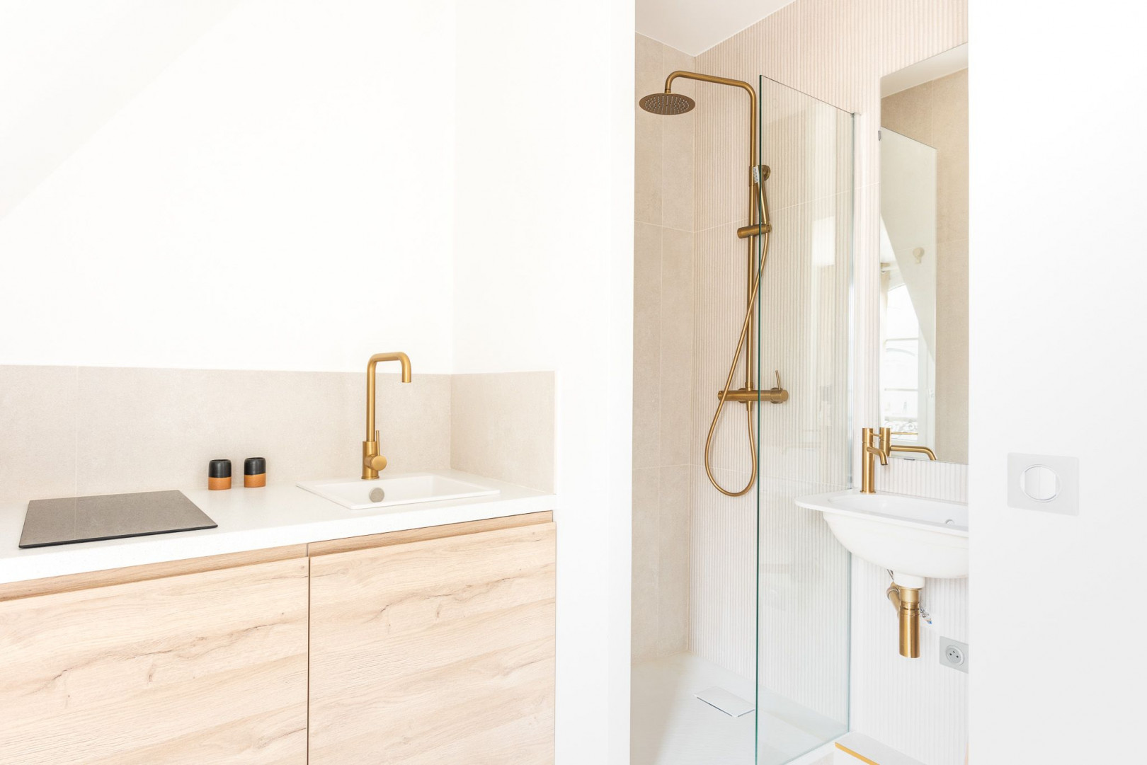 
                                                Location
                                                 Studio de prestige au coeur de Paris (loyer tout inclus)