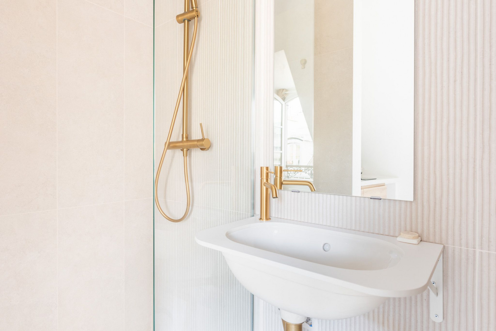 
                                                Location
                                                 Studio de prestige au coeur de Paris (loyer tout inclus)