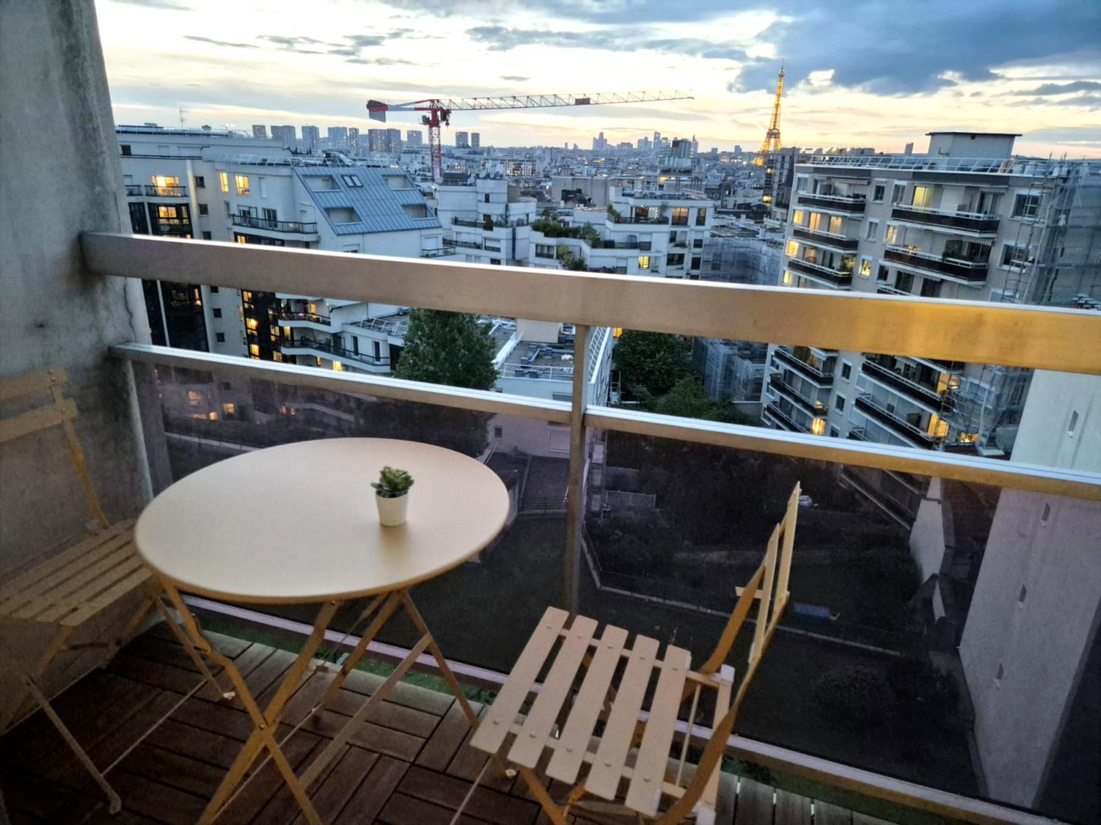 
                                                Location
                                                 Studio de prestige rénové avec architecte