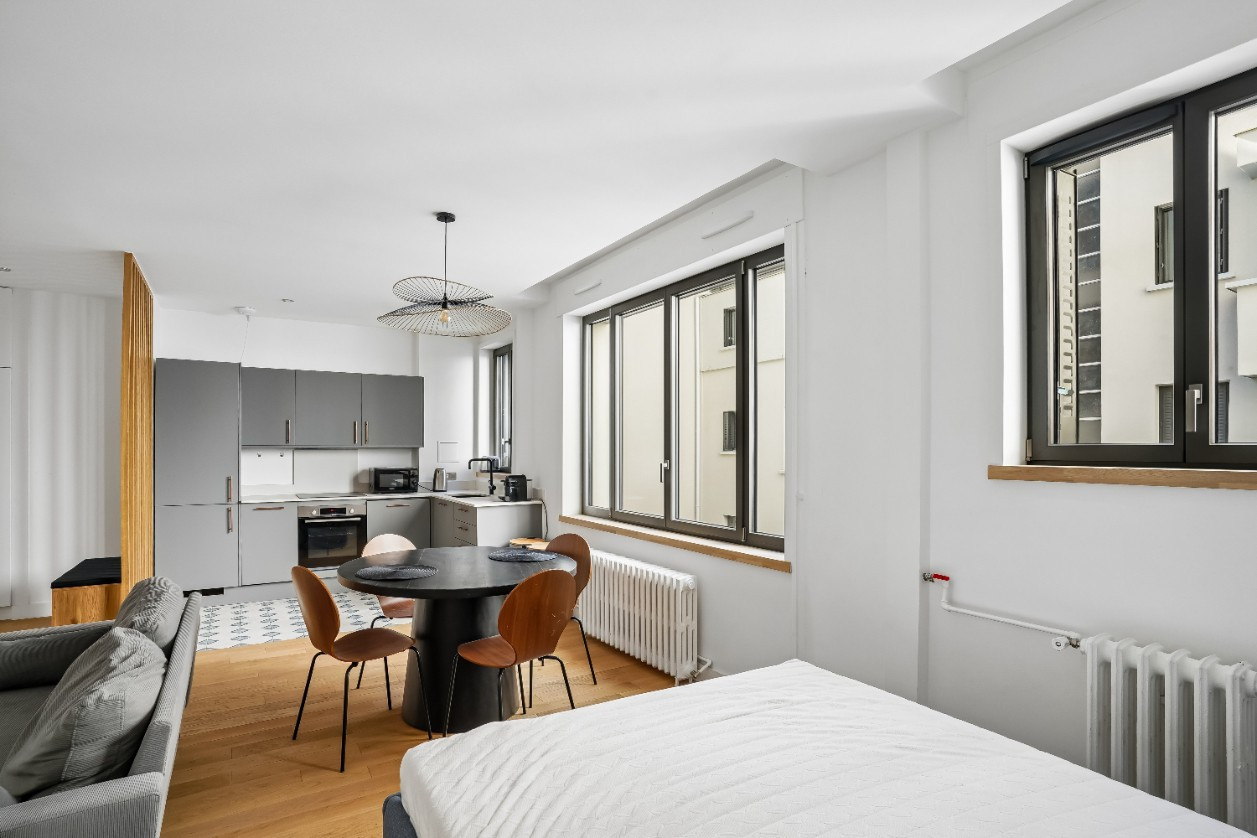 
                                                Vente
                                                 Studio de Standing- Quartier Champs-Elysées - 8ème