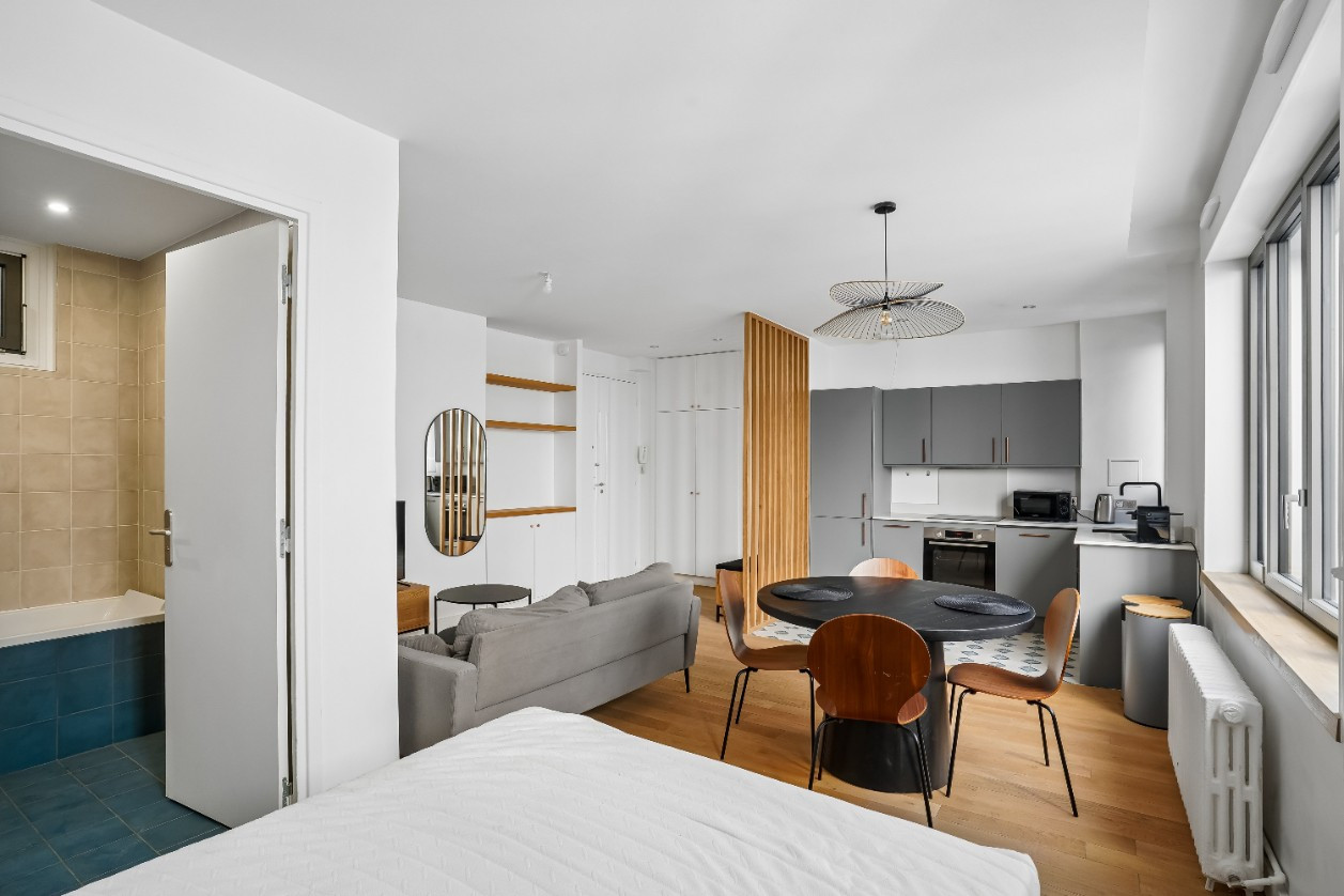
                                                Vente
                                                 Studio de Standing- Quartier Champs-Elysées - 8ème