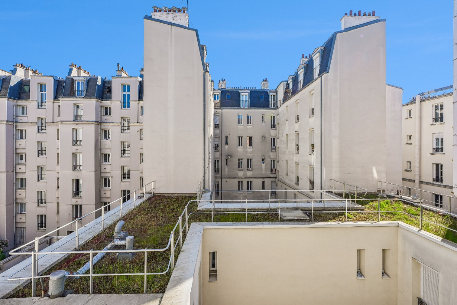 
                                                Vente
                                                 Studio - dernier étage - à rénover - Levallois