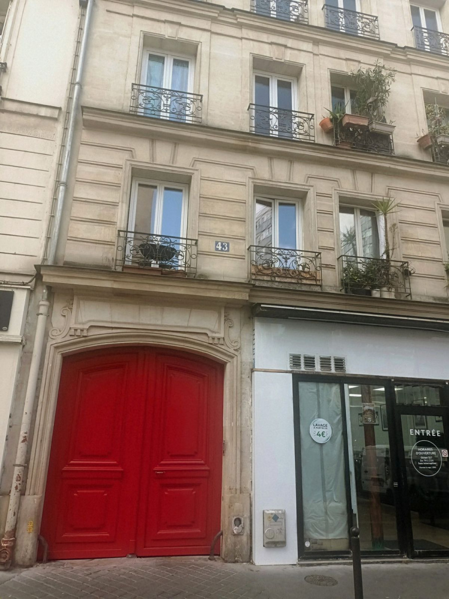 
                                                Location
                                                 Studio dernier étage, vue imprenable