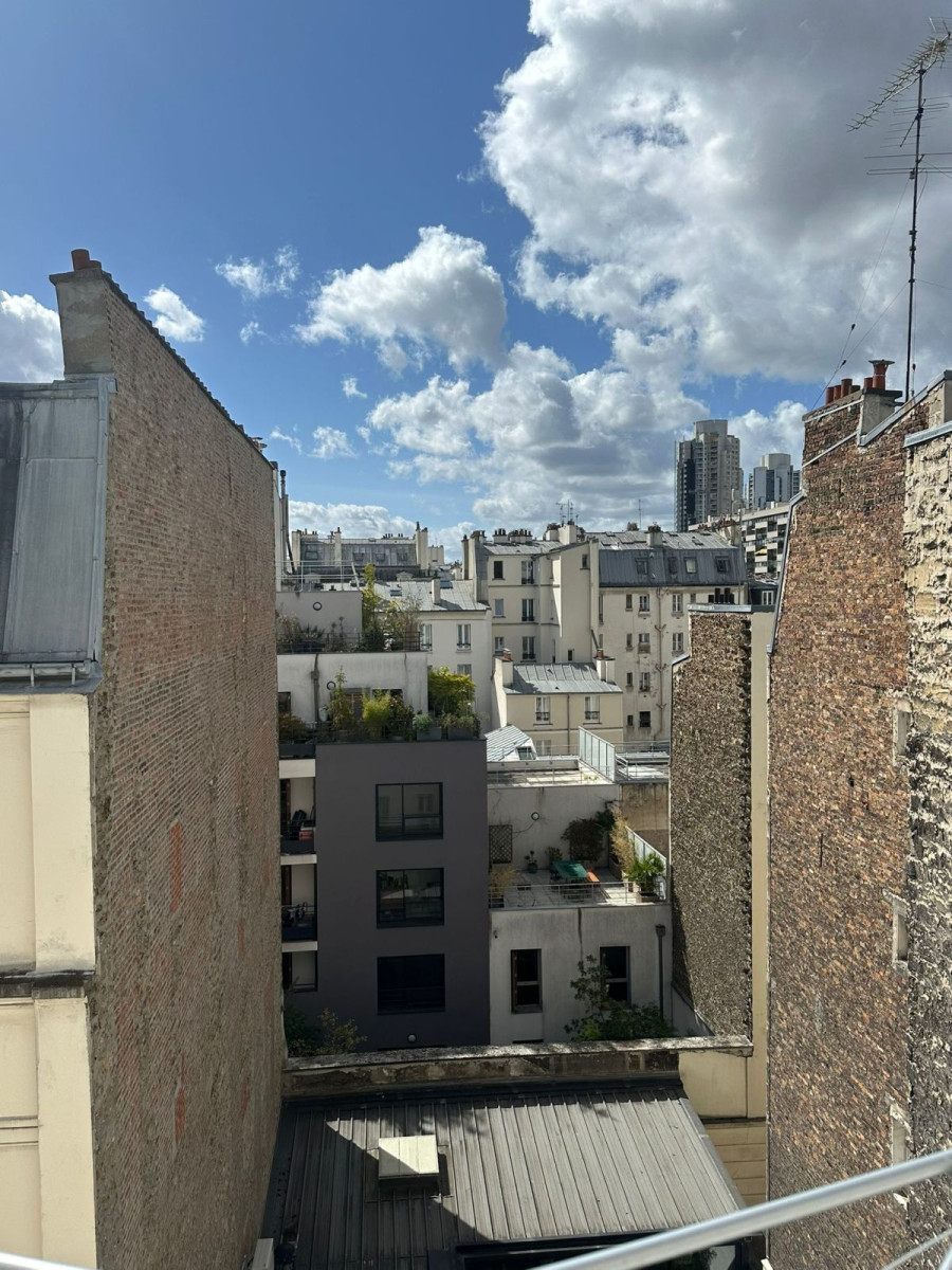 
                                                Location
                                                 Studio dernier étage, vue imprenable