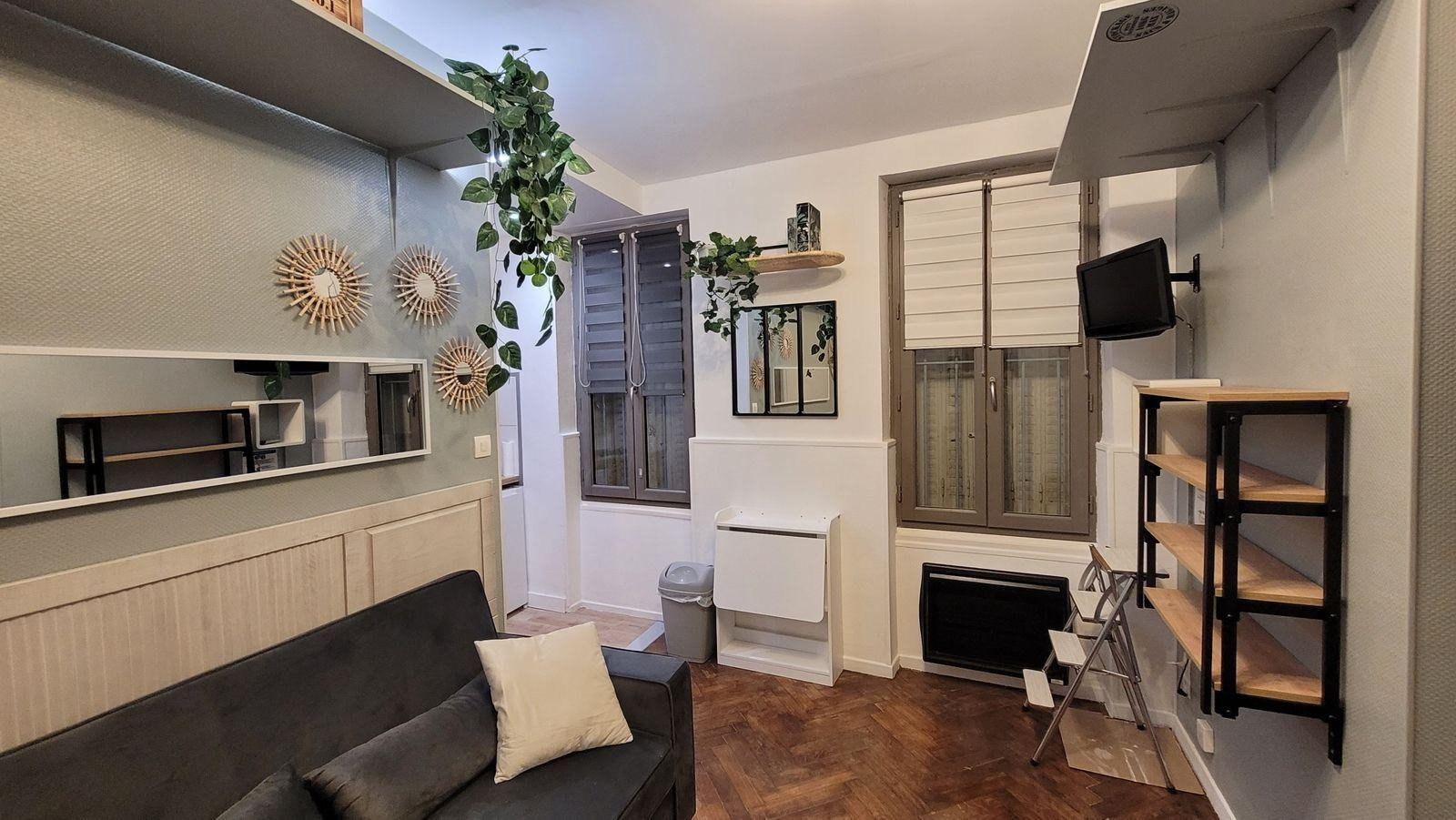 
                                                Location
                                                 Studio design et refait à neuf