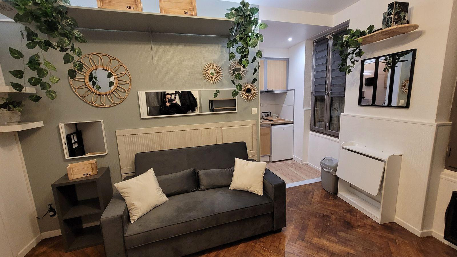 
                                                Location
                                                 Studio design et refait à neuf