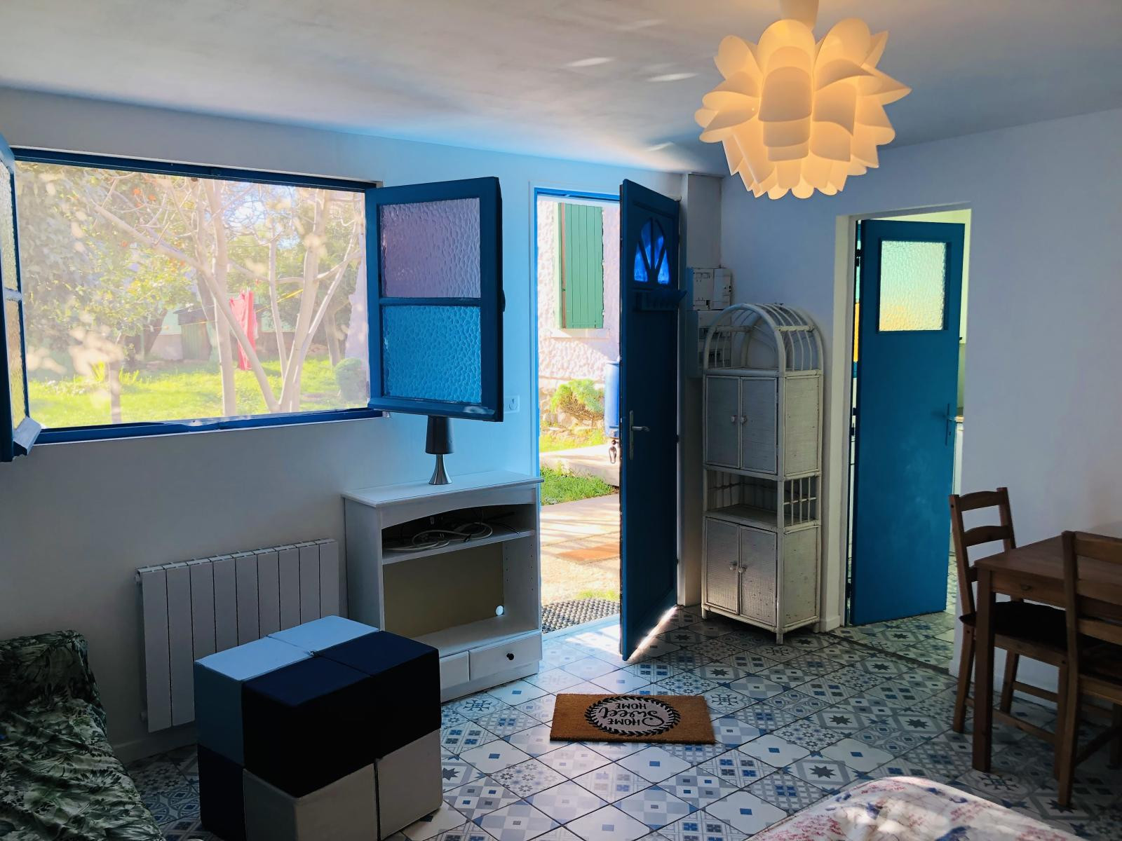 
                                                Location
                                                 Studio en rez de jardin avec place de parking