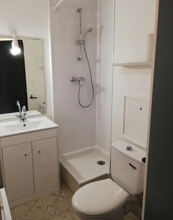 
                                                Location
                                                 Studio entièrement rénové et meublé de 17m²