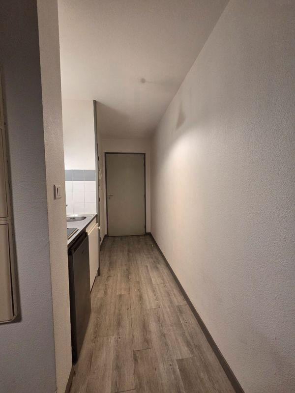 
                                                Location
                                                 Studio environ 20 m², Non meublé