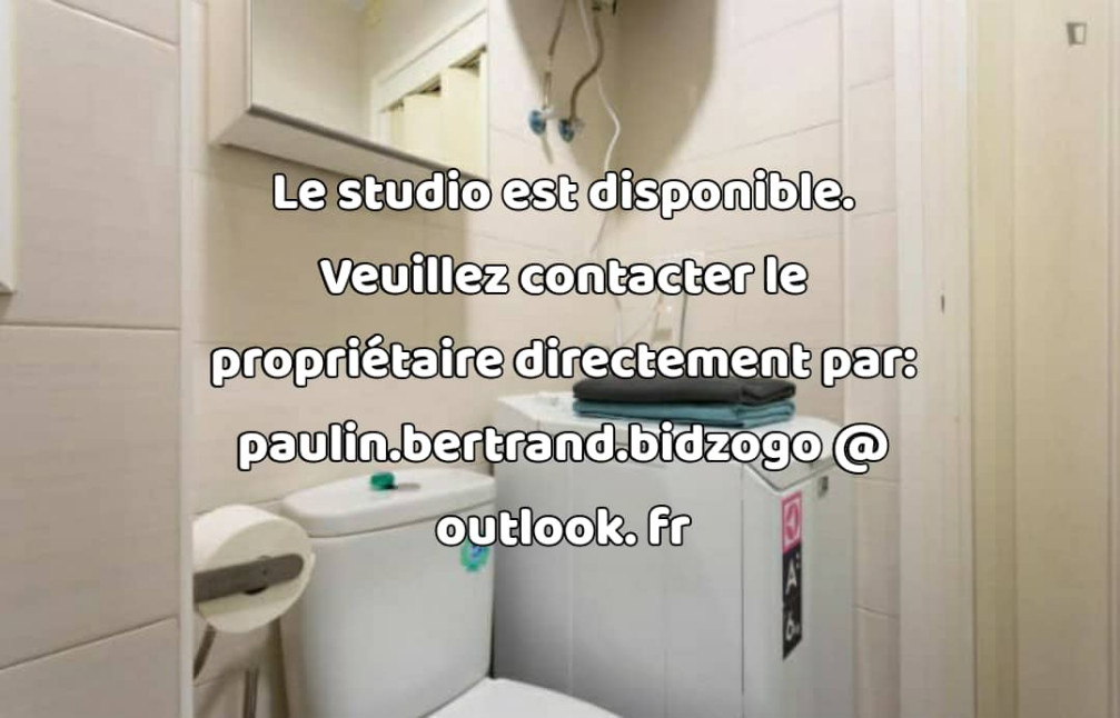 
                                                Location
                                                 Studio, environ 22 M², très bon état