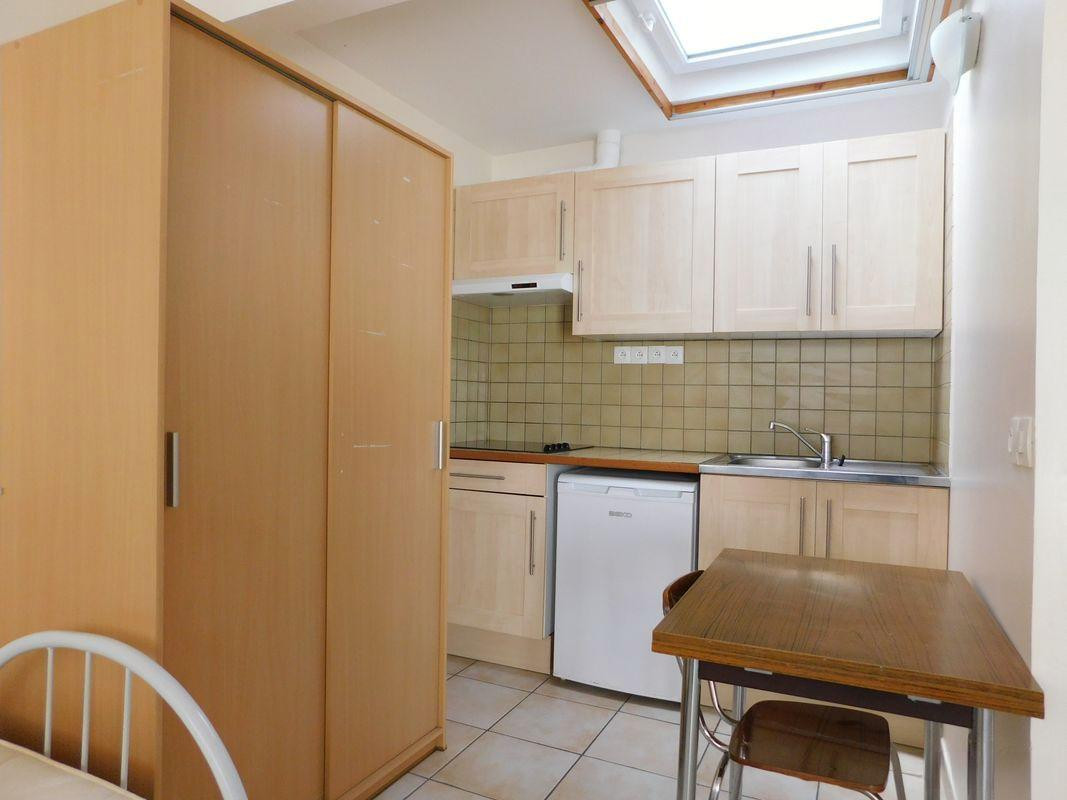 
                                                Location
                                                 Studio équipé + garage