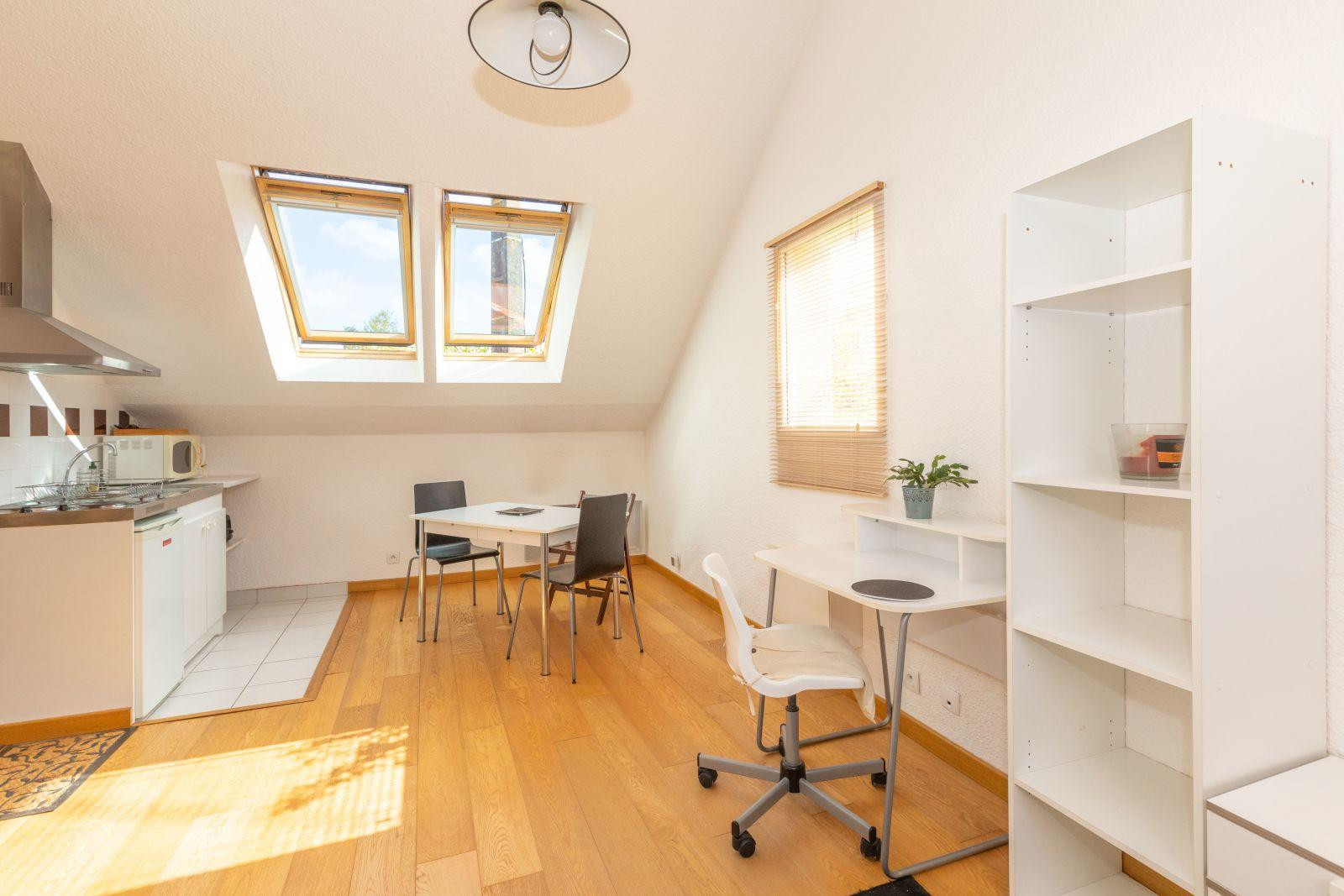 
                                                Location
                                                 Studio équipé "prêt à vivre" calme-nature en ville