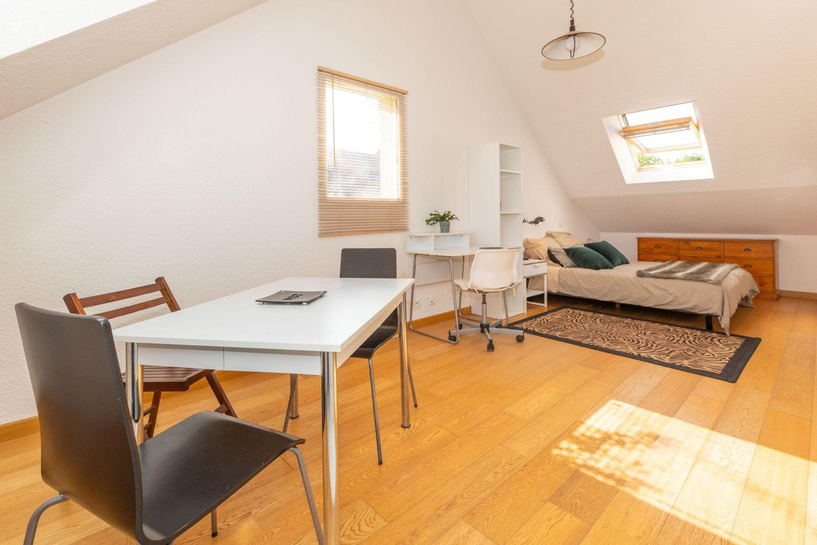 
                                                Location
                                                 Studio équipé "prêt à vivre" calme-nature en ville