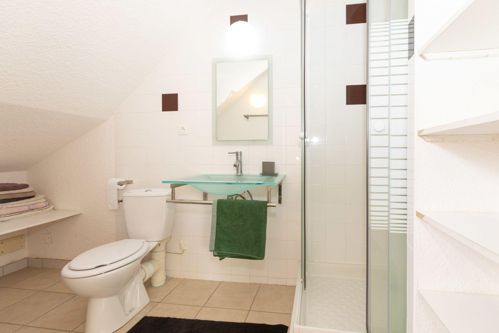 
                                                Location
                                                 Studio équipé "prêt à vivre" calme-nature en ville