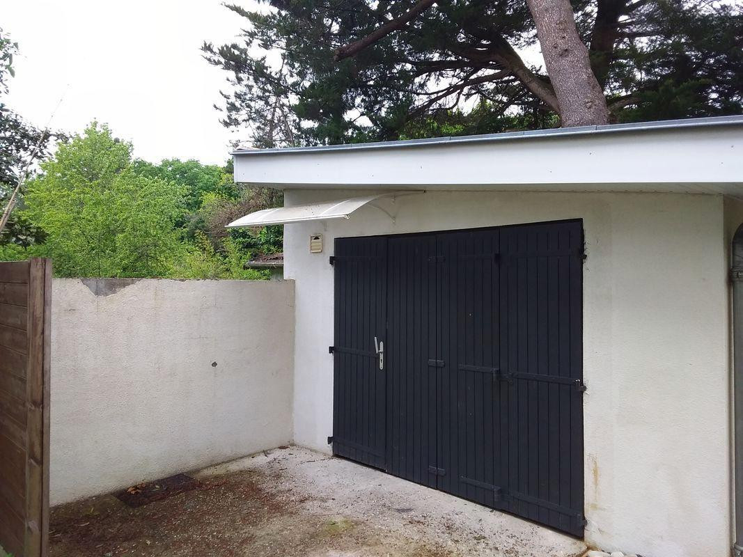 
                                                Location
                                                 Studio eublé Pape Clément et Xavier Arnozan