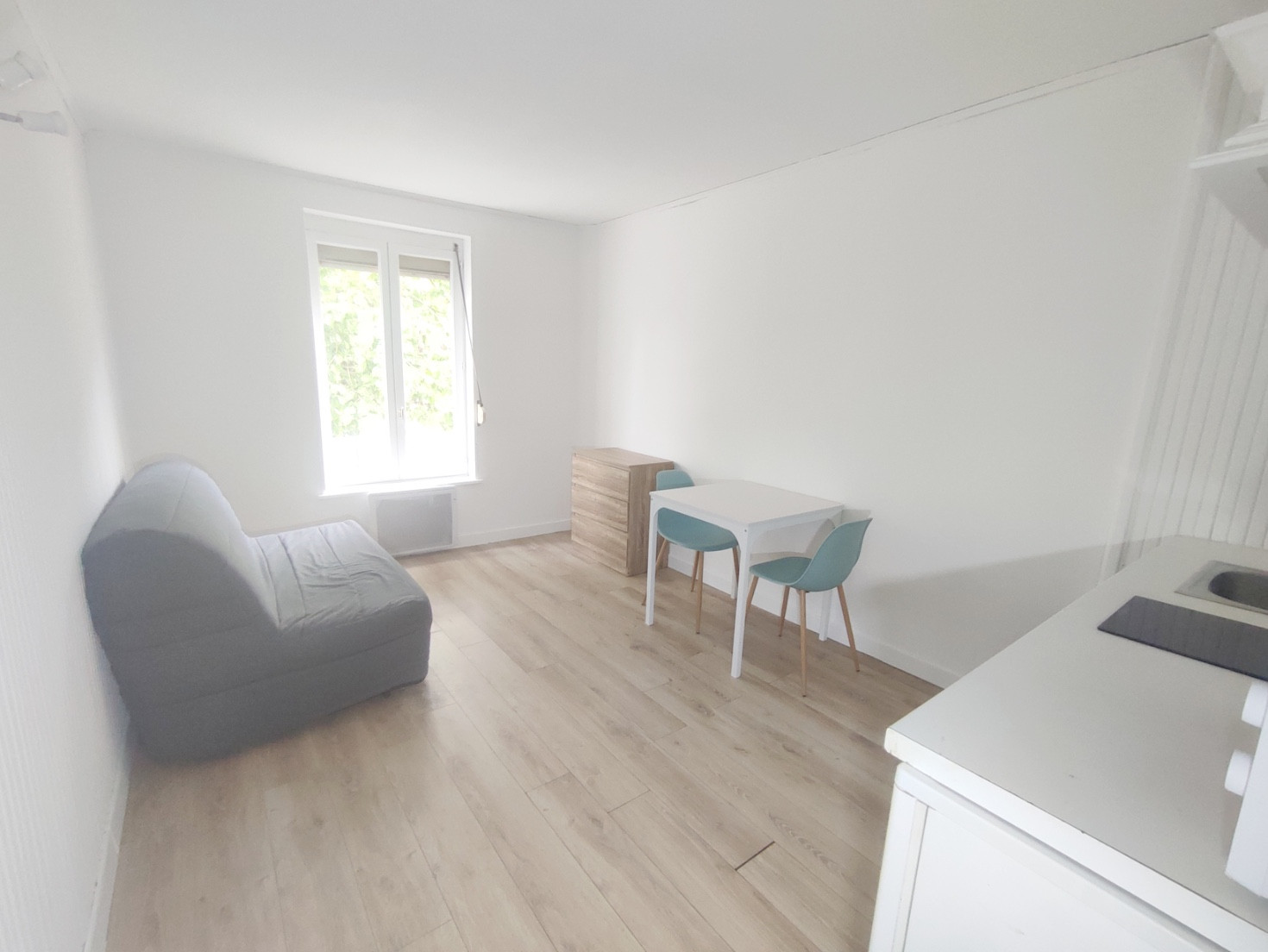 
                                                Location
                                                 Studio fonctionnel et bien équipé