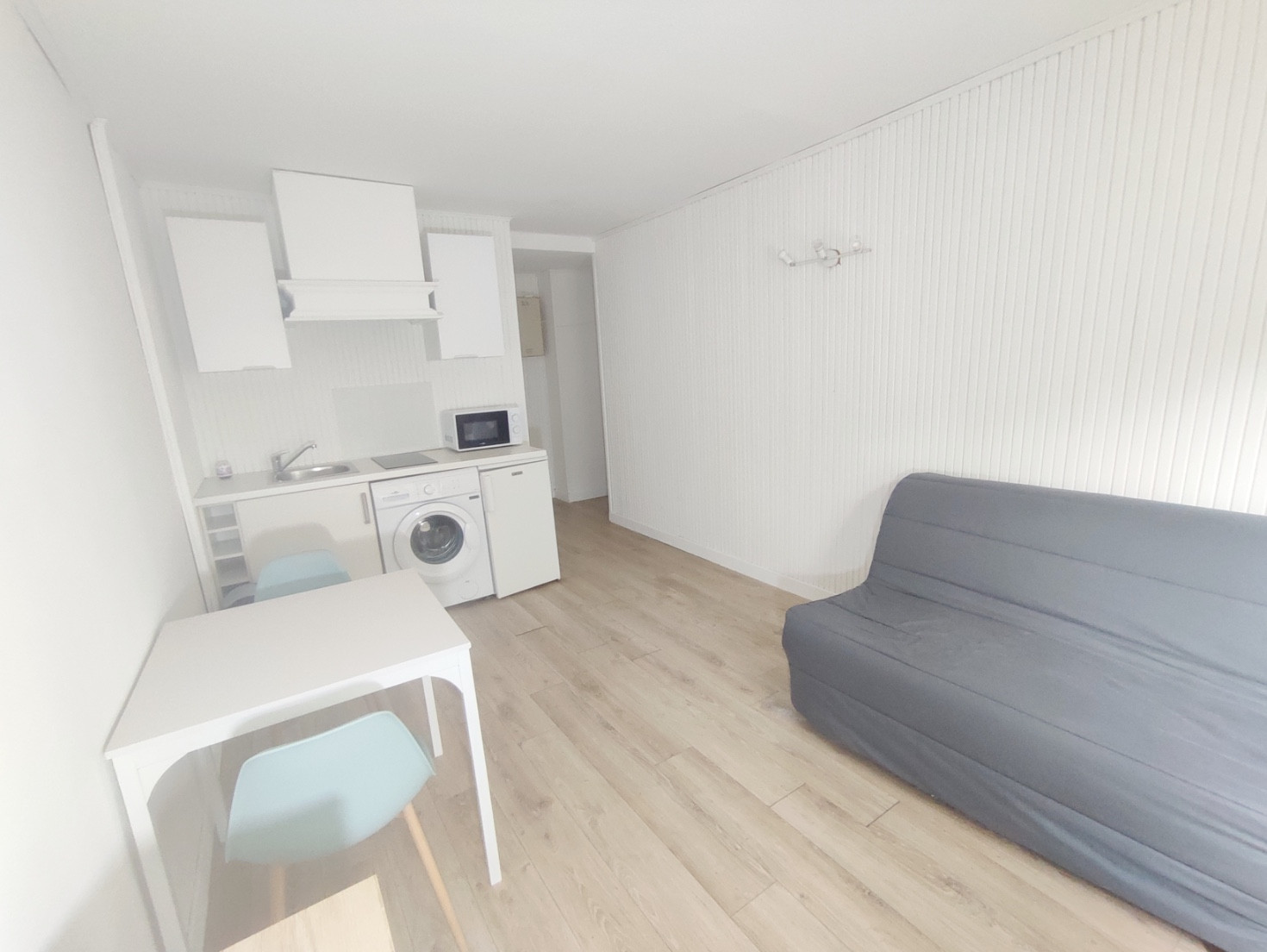 
                                                Location
                                                 Studio fonctionnel et bien équipé