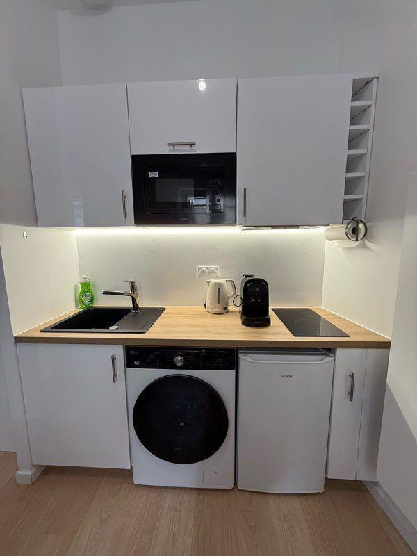 
                                                Location
                                                 Studio fraîchement rénové et meublé 18m² au centre