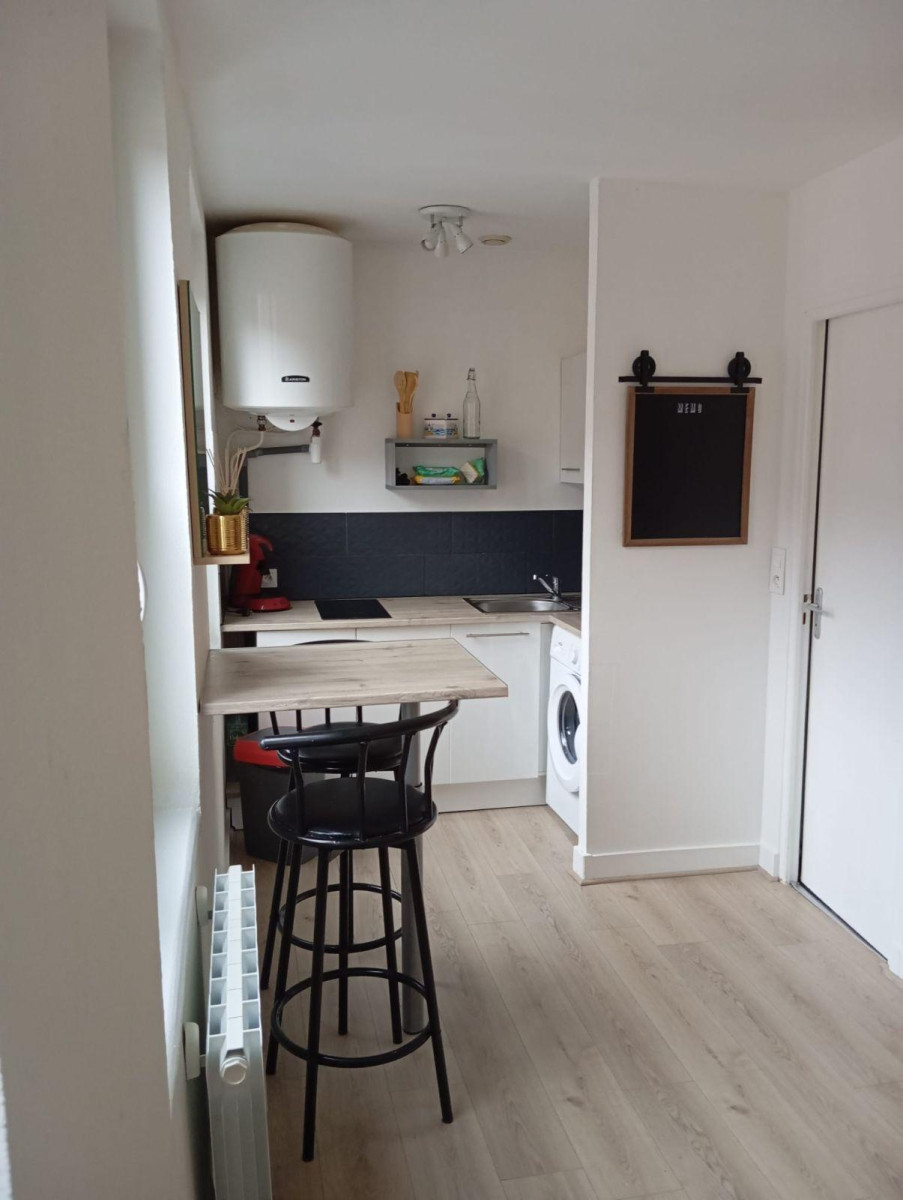
                                                Location
                                                 Studio Henriville quartier recherché