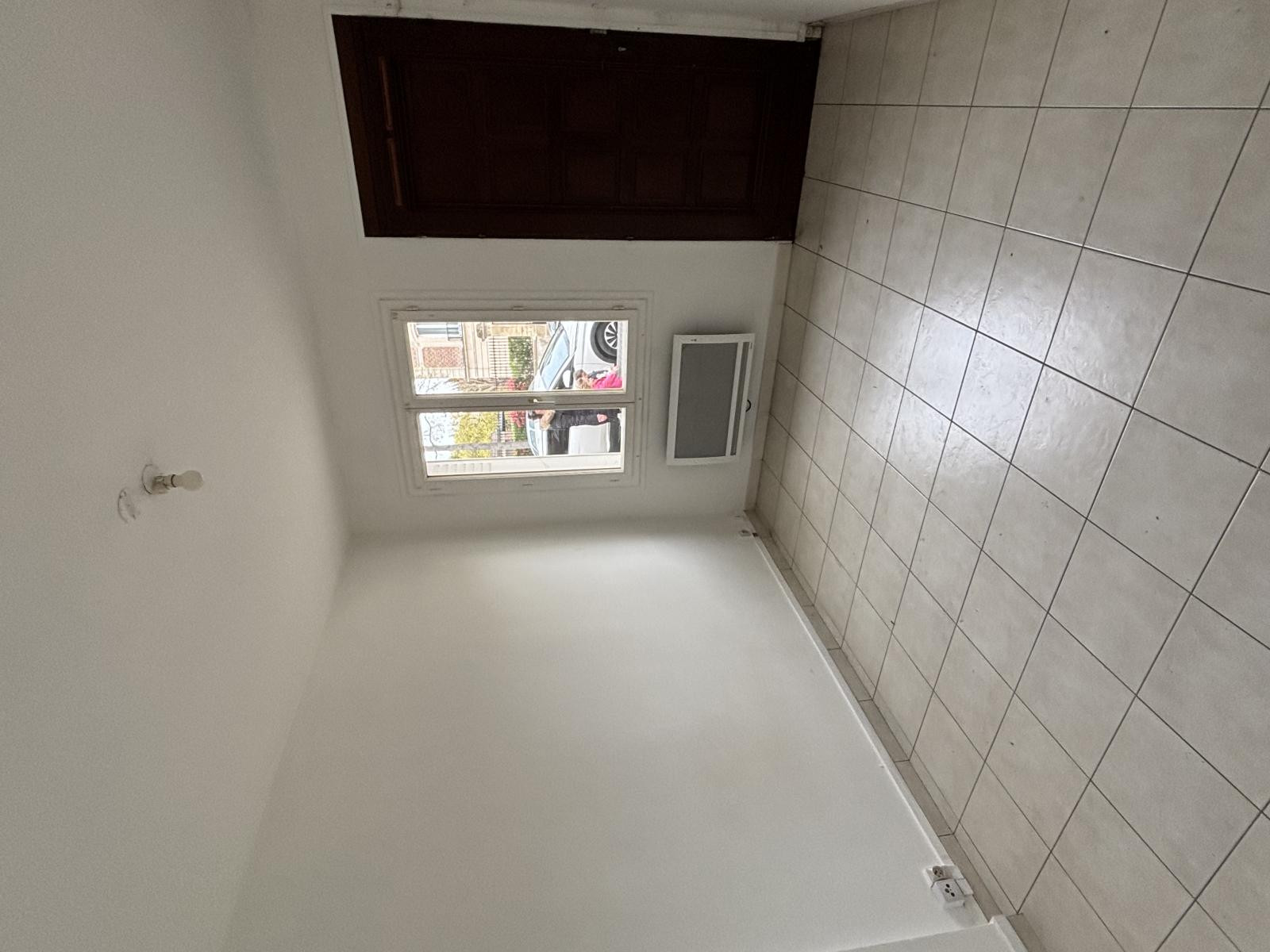 
                                                Location
                                                 Studio idéalement placé dans ville tranquille