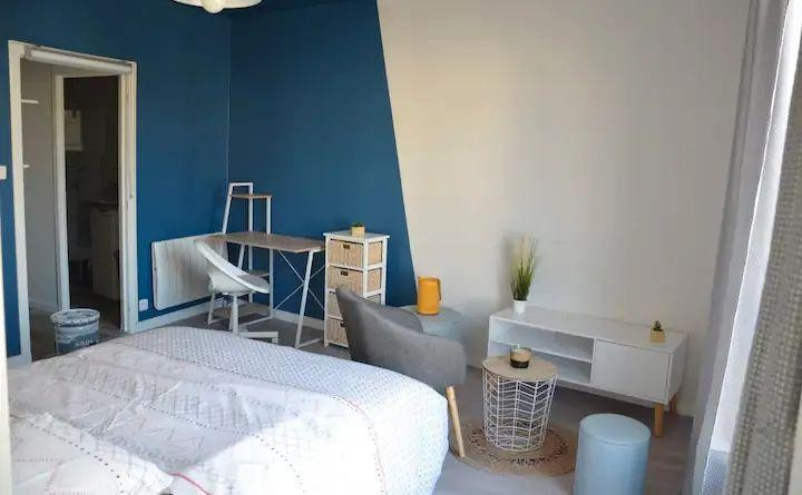 
                                                Location
                                                 Studio idéalement placé et meublé 27m2 à Clermont