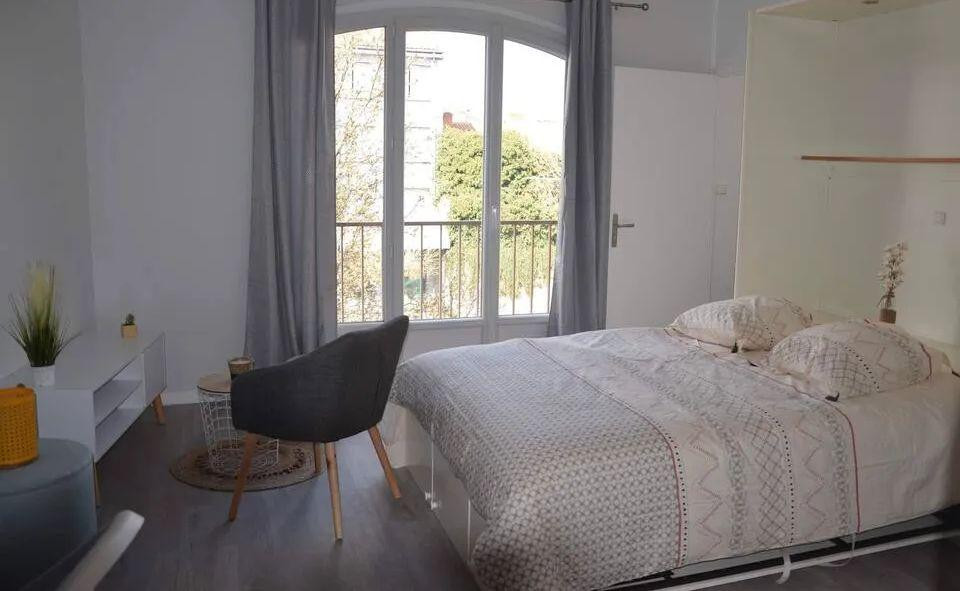 
                                                Location
                                                 Studio idéalement placé et meublé 27m2 à Clermont