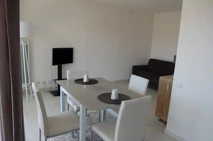 
                                                Location
                                                 Studio larde vue sur la mer tout équipé.