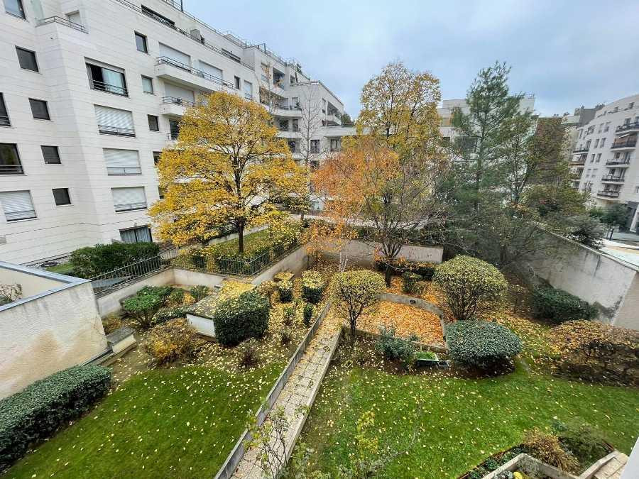 
                                                Location
                                                 Studio Levallois Perret