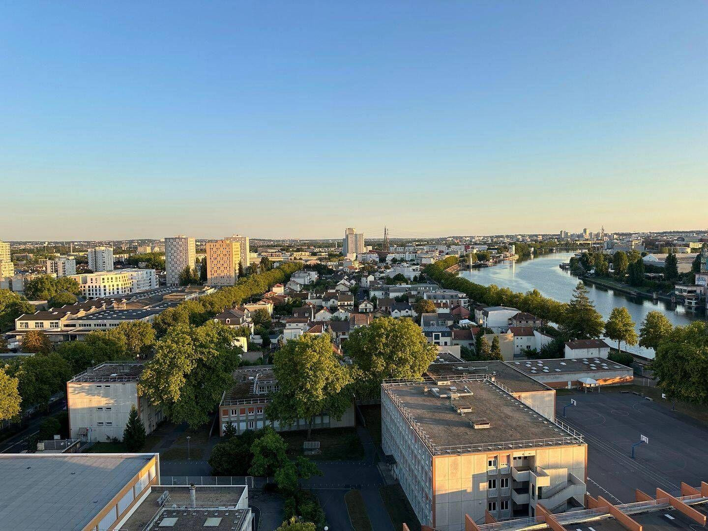 
                                                Location
                                                 Studio lumineux 31m² vue dégagée, parking et cave