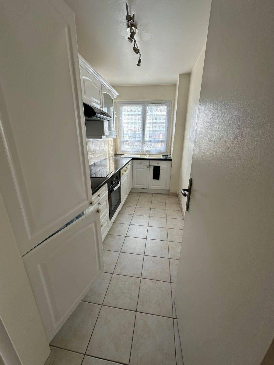 
                                                Location
                                                 Studio lumineux 31m² vue dégagée, parking et cave