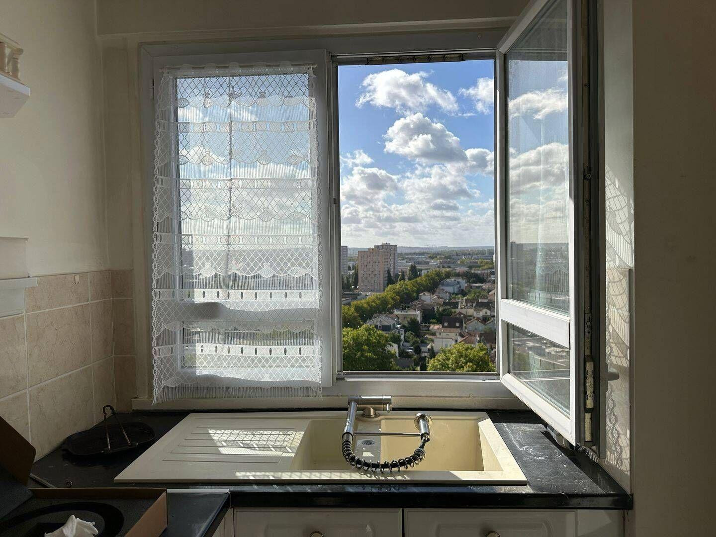 
                                                Location
                                                 Studio lumineux 31m² vue dégagée, parking et cave