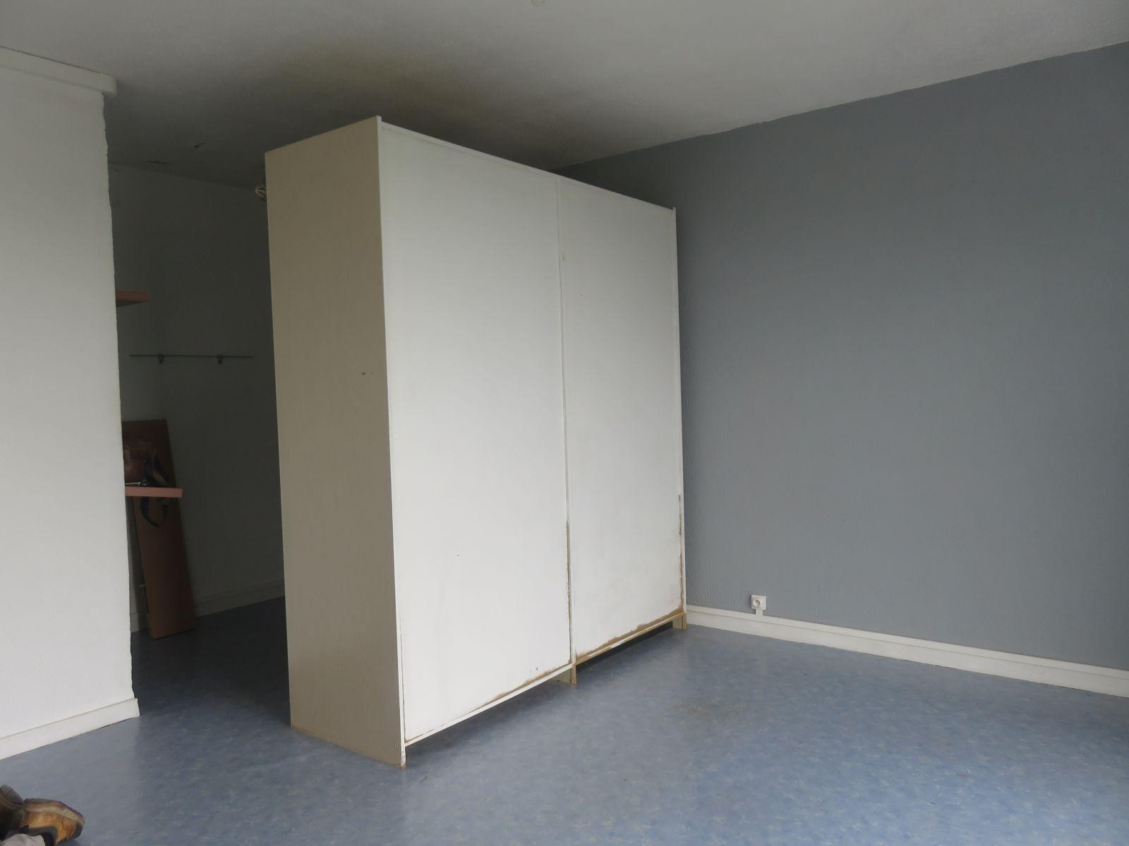 
                                                Location
                                                 Studio lumineux avec belle vue sur le lac